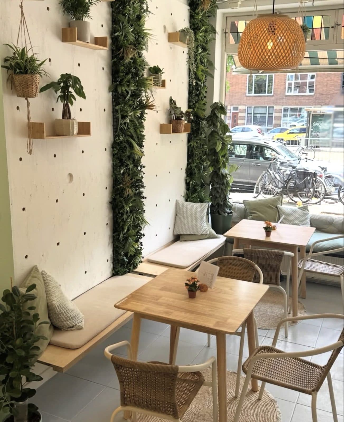 Het interieur van Coffee Garden